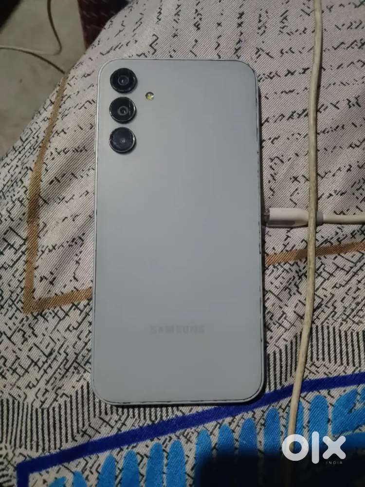Samsung a15 8/128 sab kuch thik hai bs panal pe piche thoda scratch h
