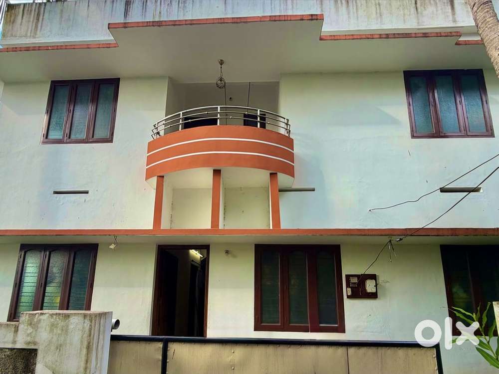 Independent double storied 2 BHK house at Mauthankuzhi Padayani road