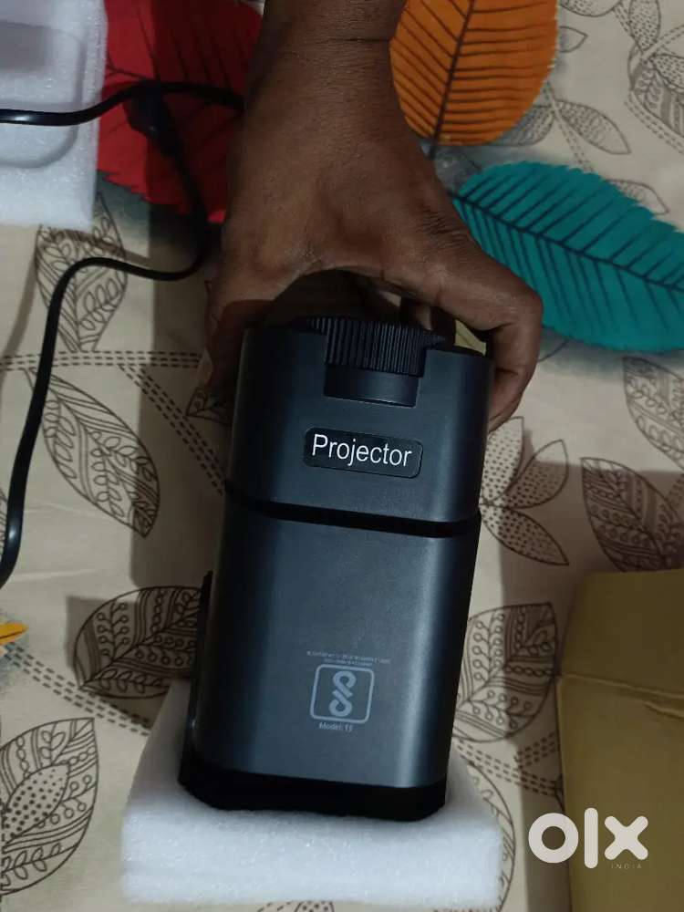 Android smart projector mini 320 only 7 day old