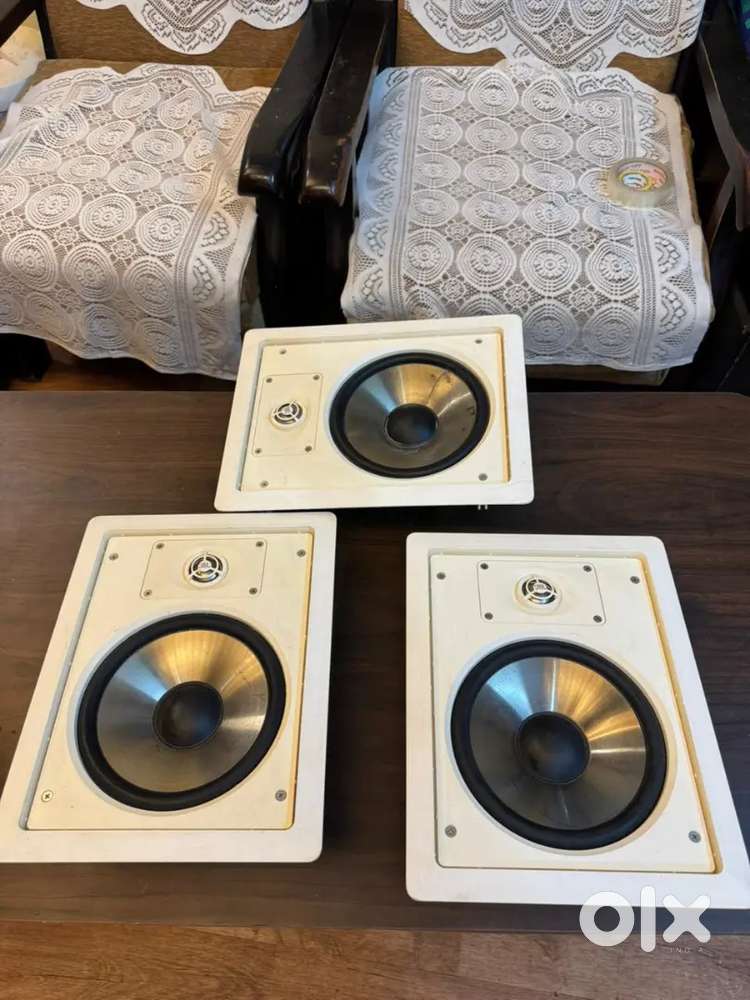 Jbl in wall speakers 3 numbers one damage and some parts missin