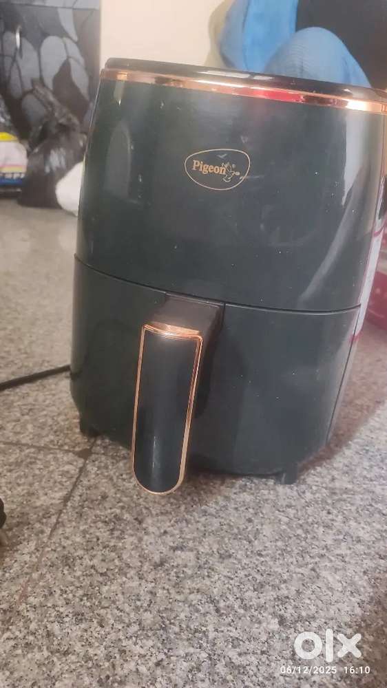 Digital Air fryer 6 months old,new one only 3 times used till know,