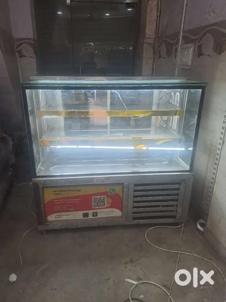 New square glass cake pestey display firdge 4 feet