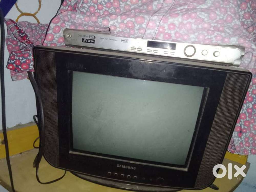 Old TV with DVD Player & Umbrella Bundle – Great Deal!