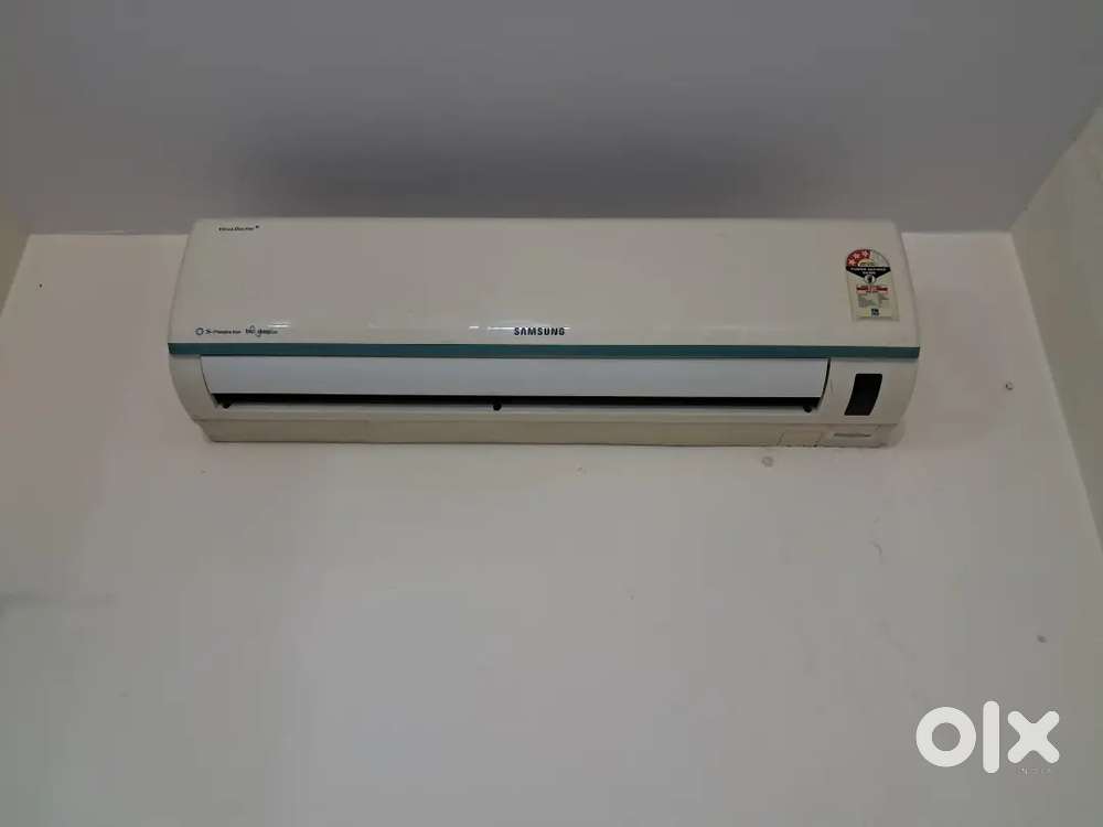 2 split acs used in office to be sold. In good working condition