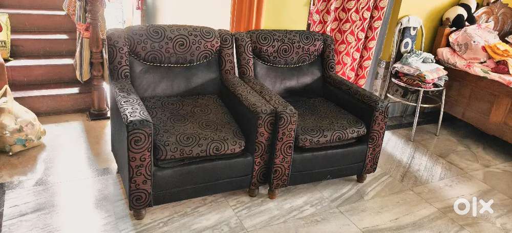VERRY GOOD CONDITION SOFA SET WITH DRESSING TABLE