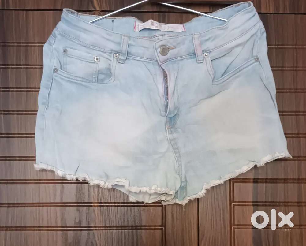 Light Blue Denim Shorts – Casual & Trendy Look