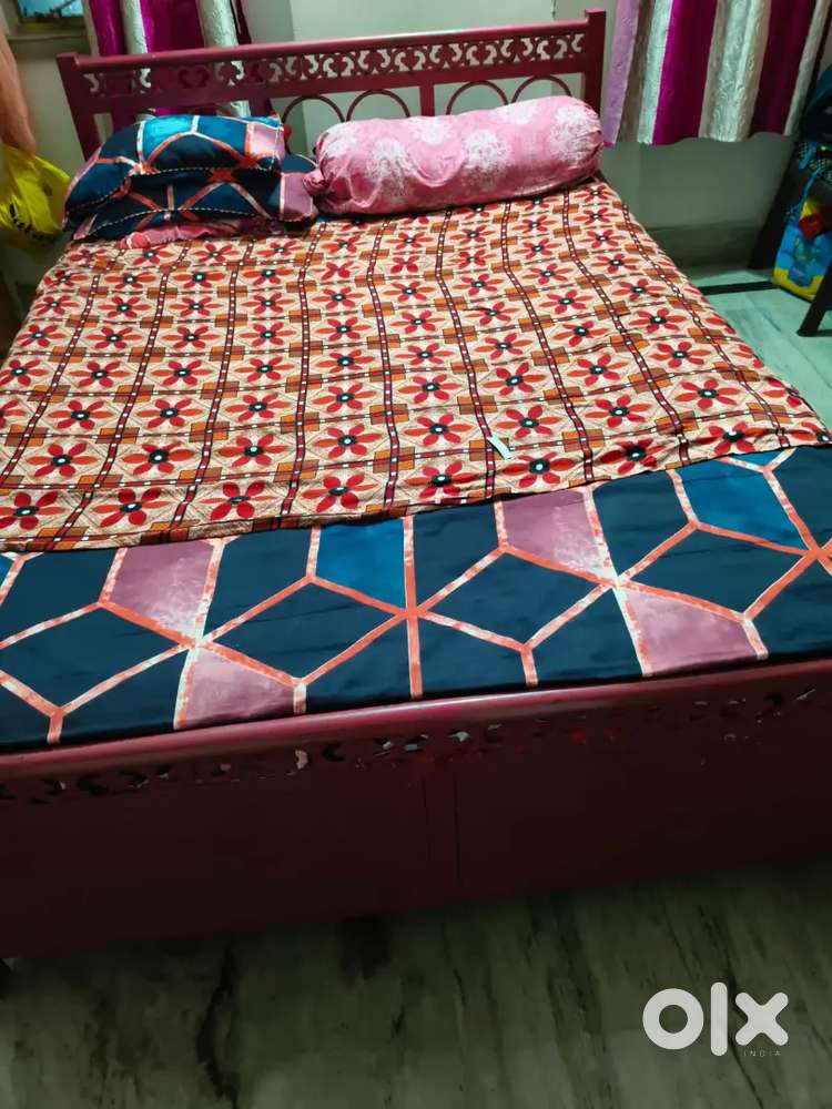 This is an iron box bed. It is 4-5  years old bed.