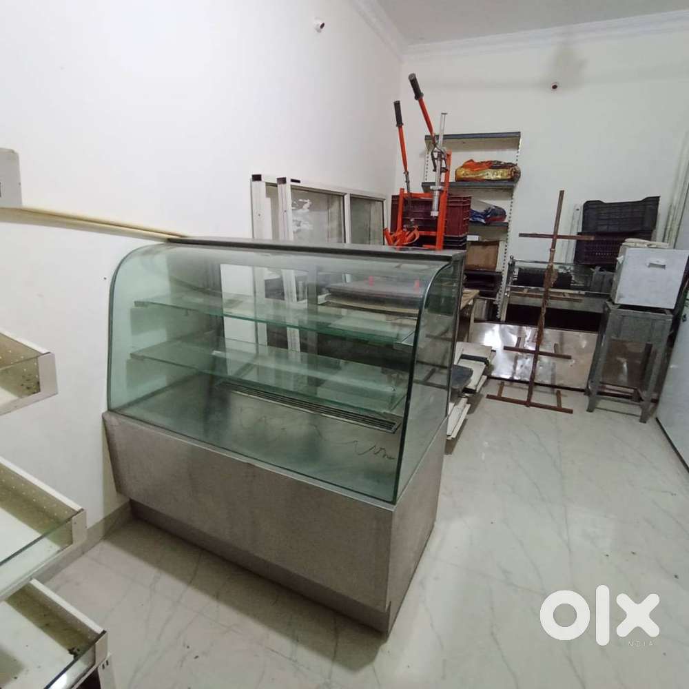 Glass counter for bakery and cakes