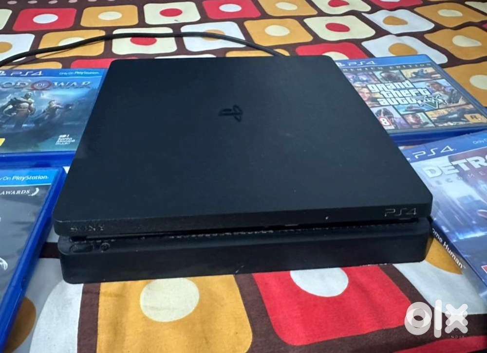 PS4 1TB slim console Include games