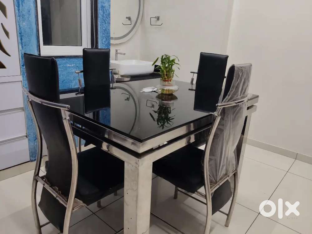 4 seater Glass top dining table