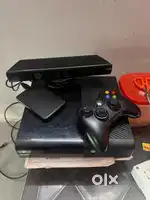 Xbox 360 console with its accompanying Kinect