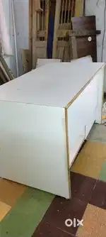Table with white sunmaica