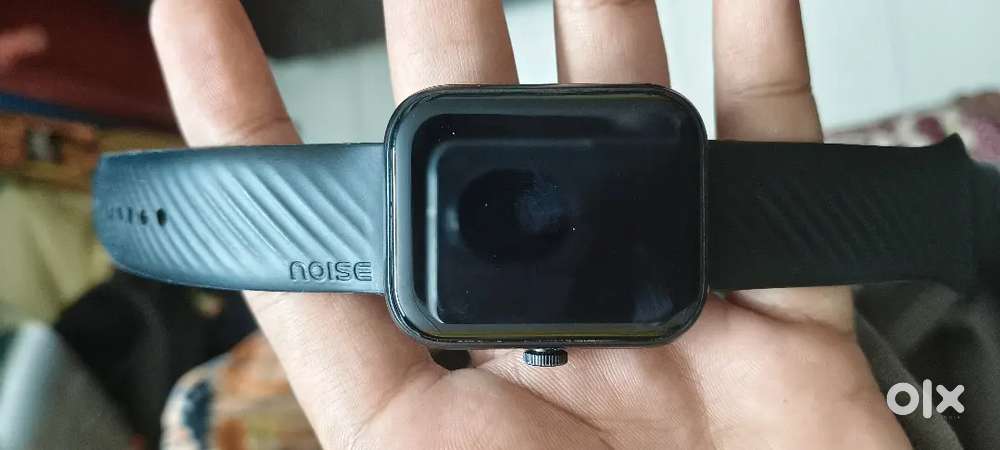 This watch is noise watch with no scratches and with screen protector