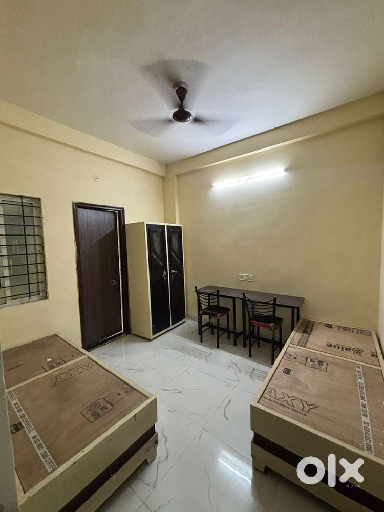 SINGLE ROOM INDIPENDENT FOR BOYS AND GIRLS ALL FACILITIES BED ALMIRAH