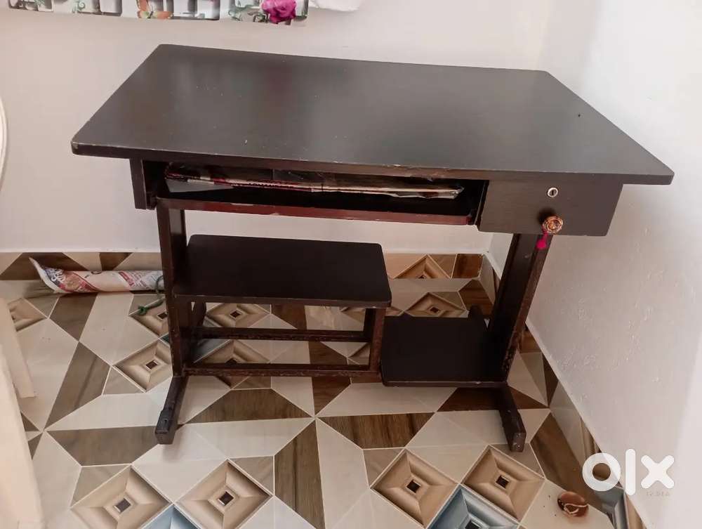 Computer table