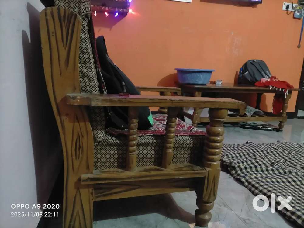 Sofa set with dining table 5 seater available in good condition