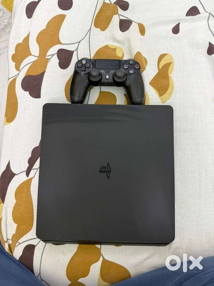 Ps4 slim 500gb vesison 12.52 in mint condition with controller