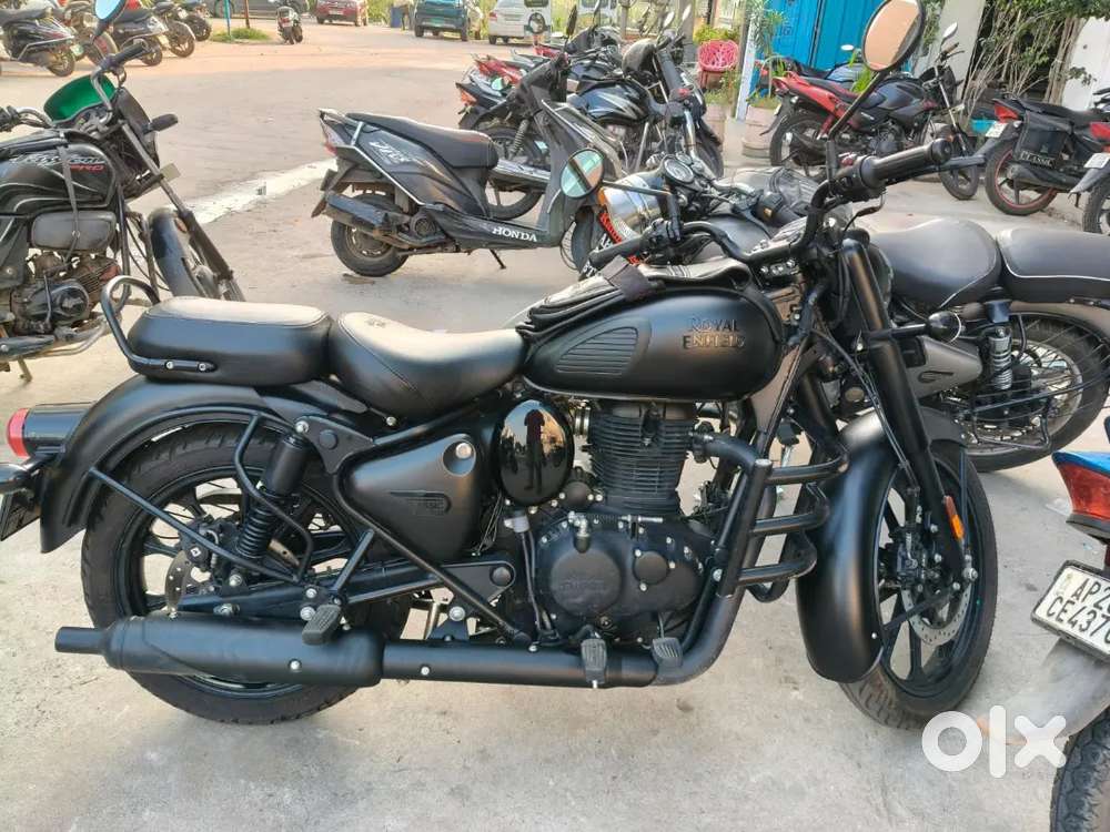 Royal Enfield stelth black dark