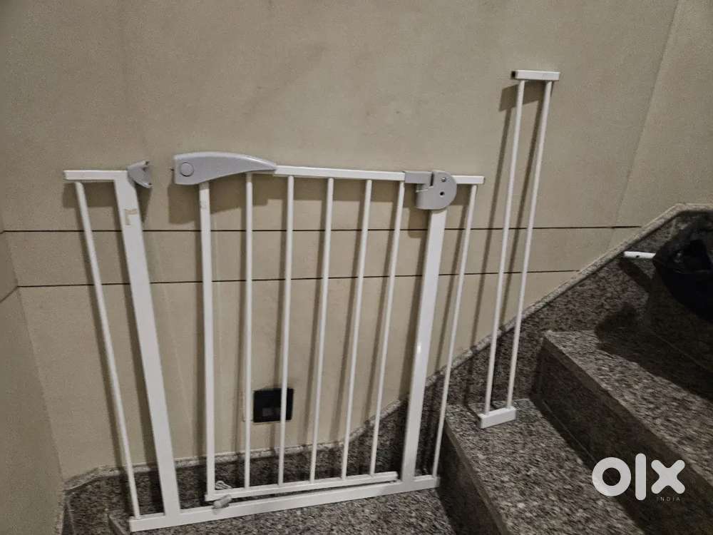 Baby safety gate