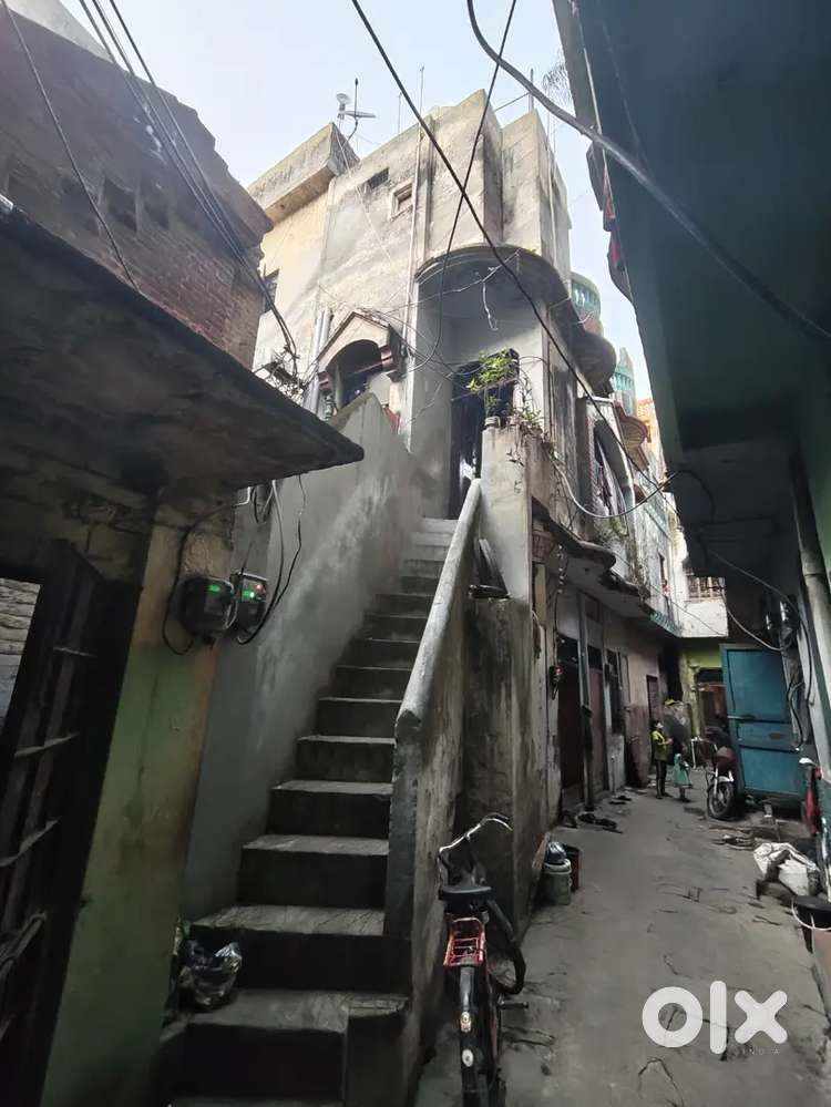 House for selling doublefront house 6 rooms available in same conditin