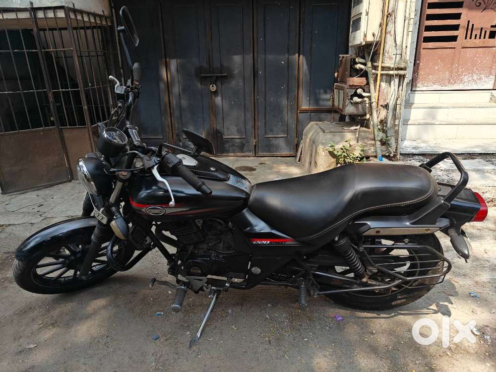 Bajaj Avenger 220 Street