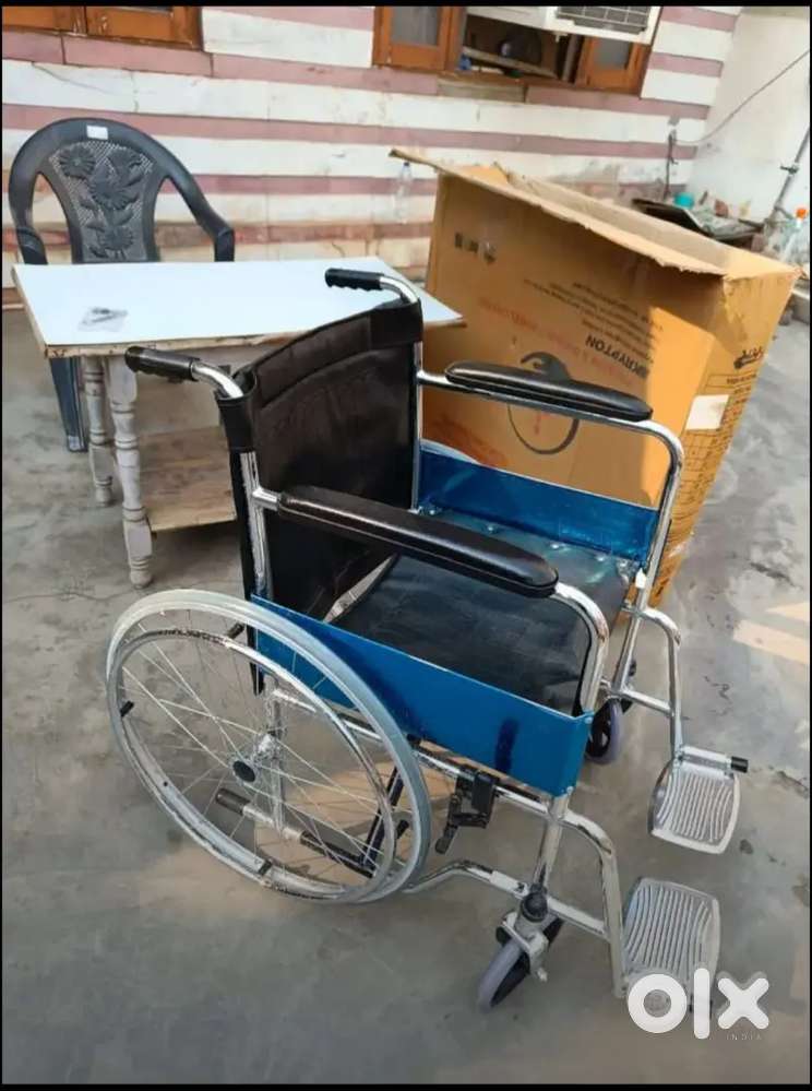 Wheel chair 1month old like a new with box