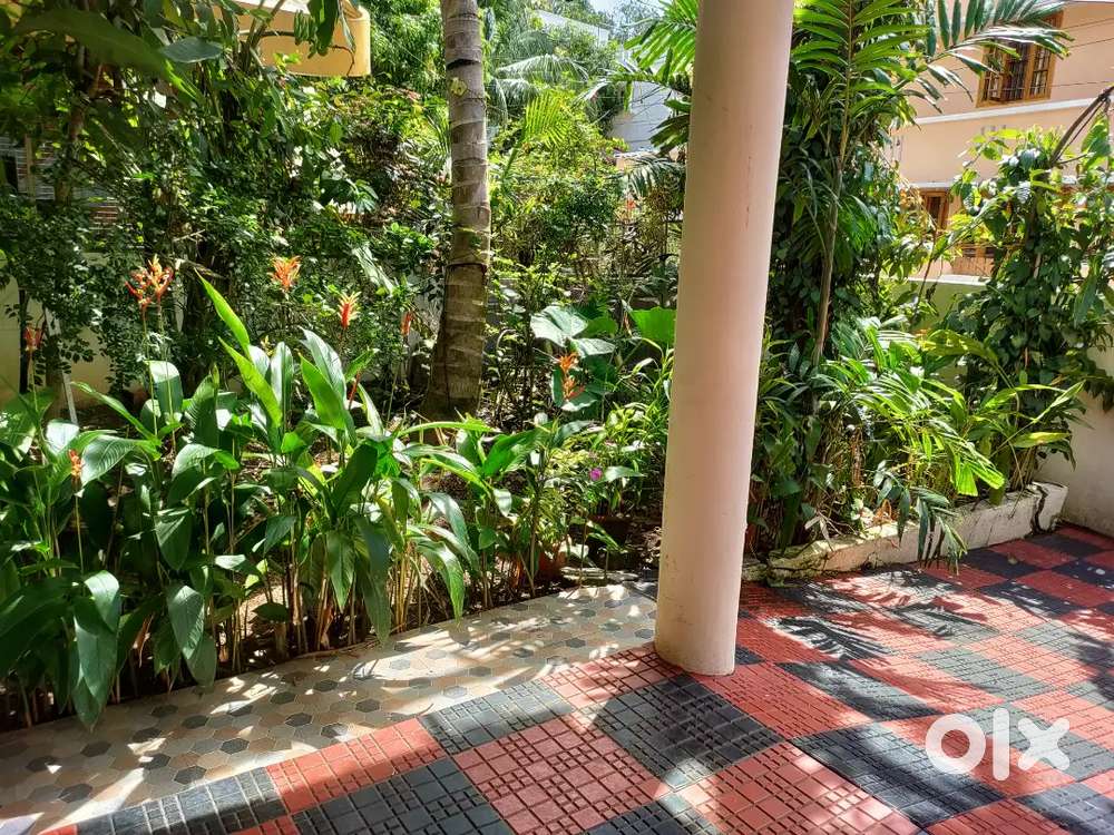 3 bhk semi furnished, first floor house at Golf Links Road Kowdiar.