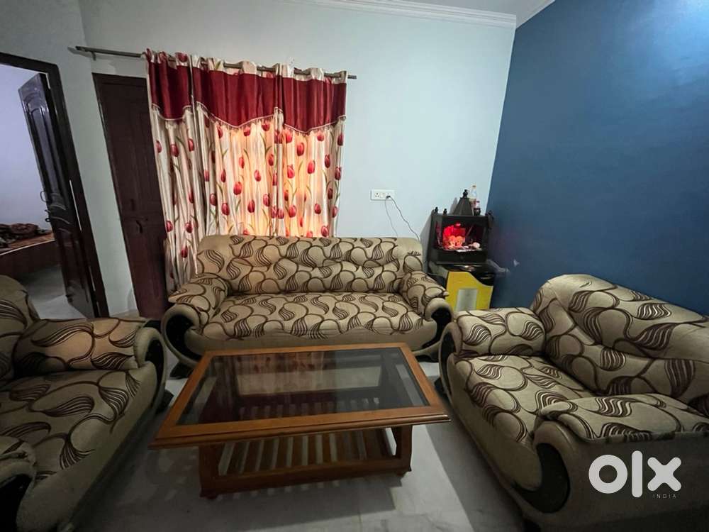 New condition and super comfy sofa set with table