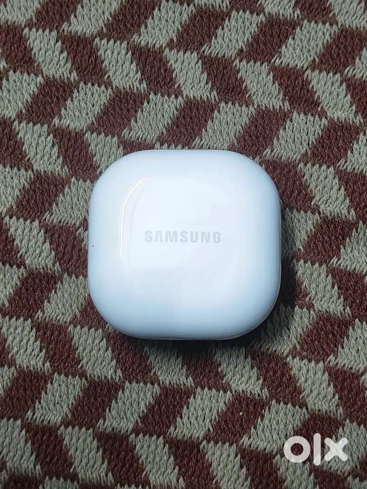Samsung Galaxy Buds FE with original box and accessories.