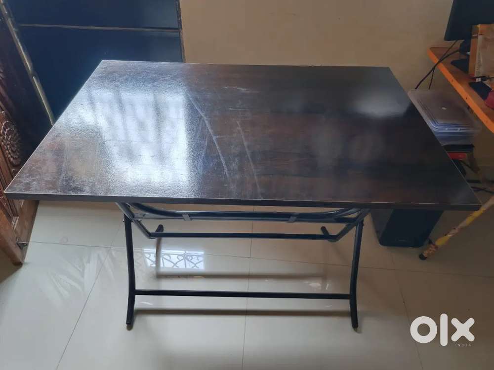 Computer table