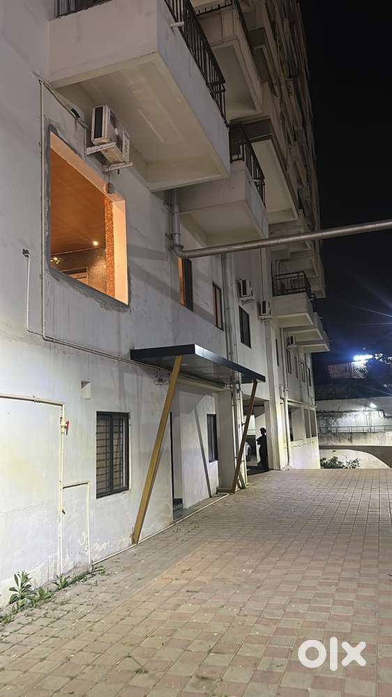 Sales person for garments store