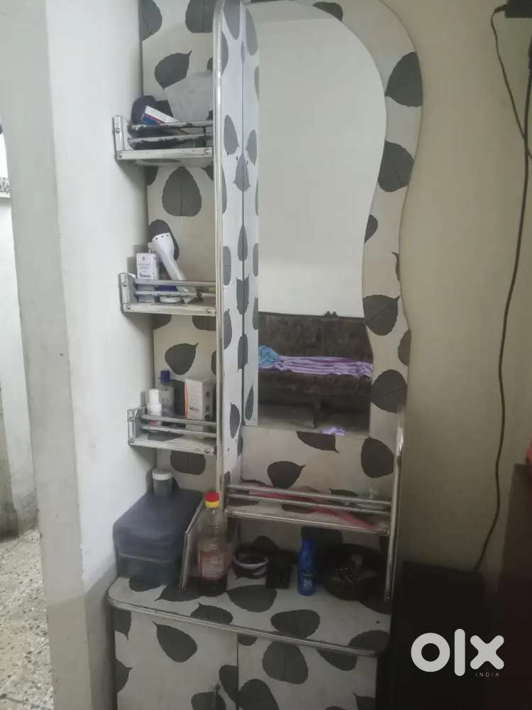 Dressing mirror table