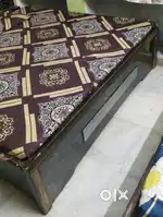 डबल बेड और अलमारी