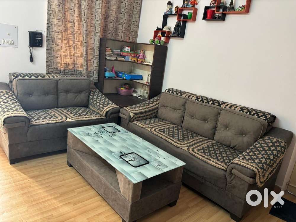 3+2 sofa set with table in good condition