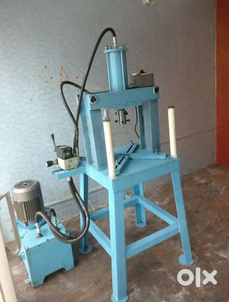 Paper plate manufacturing machine