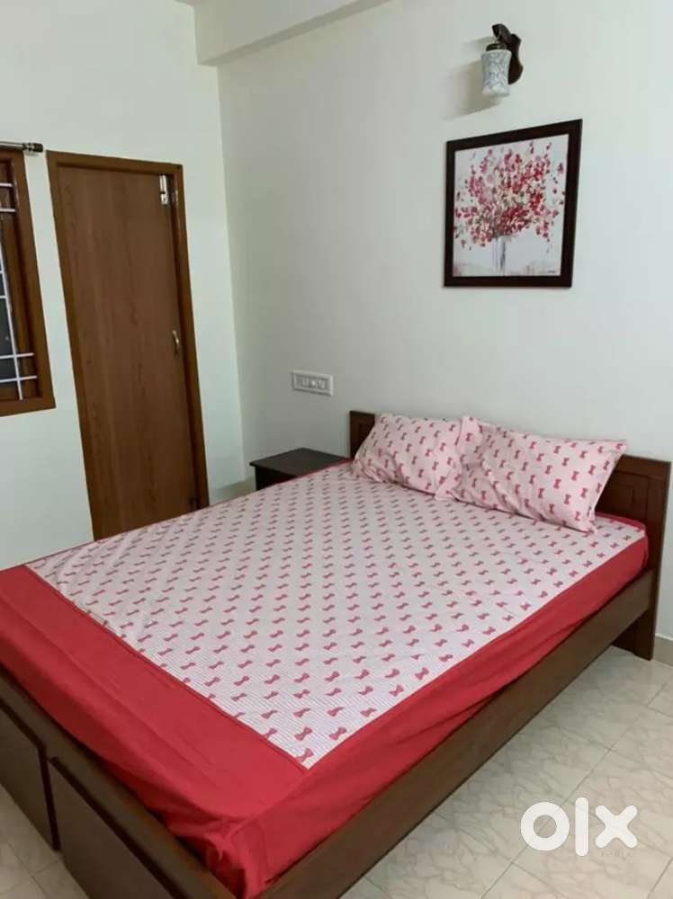 1 Room owner free available in 3bhk flat