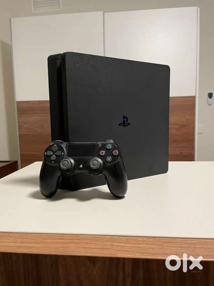 PS4 SLIM Very less used