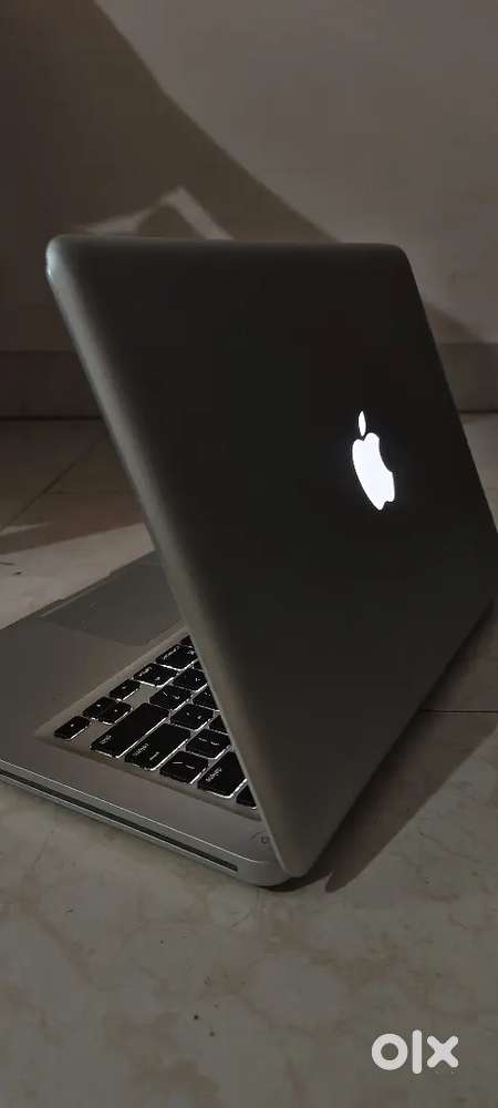 Macbook pro (apple laptop)