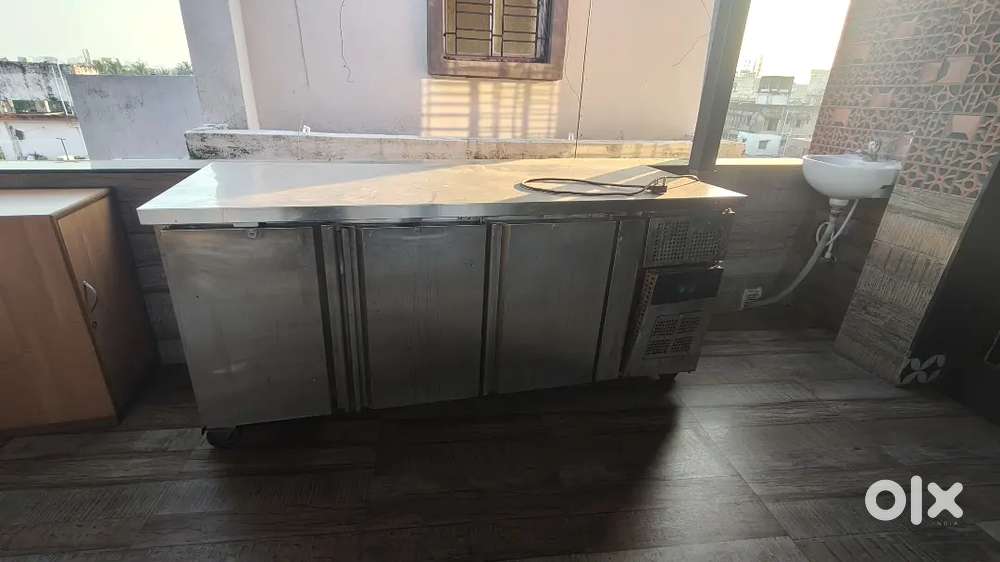 Deep freezer for restaurant