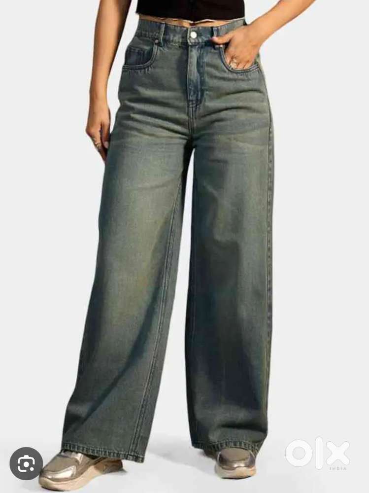 Jeans bechna h sadak pe
