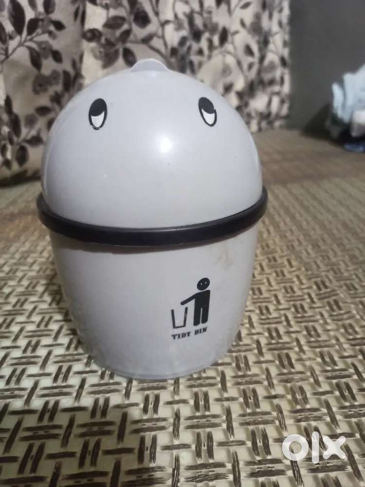 Titox Plastic Desktop Mini Trash Can with Swing Lid (Grey)
Small Table