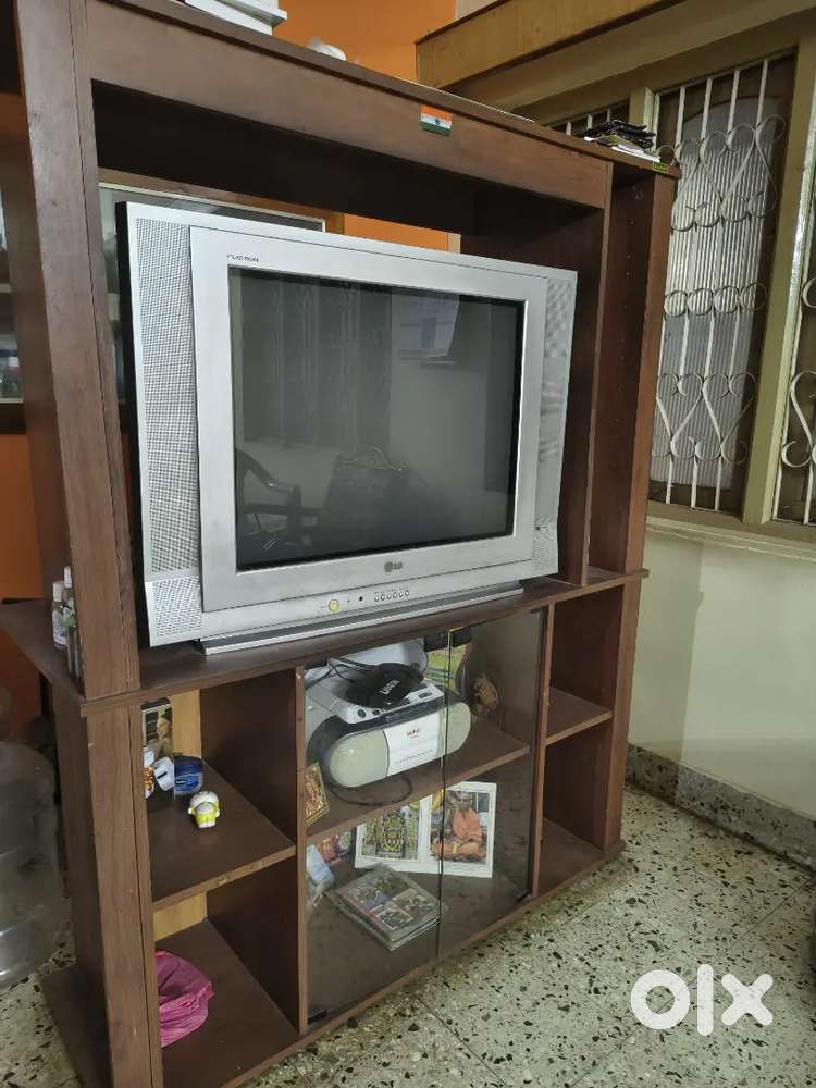 LG Flatron TV with Wooden TV Stand – Excellent Condition