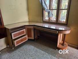 L SHAPED/CORNER/WOODEN OFFICE TABLE WITH TOP GLASS - 8'LX4'SX2'WX3'H