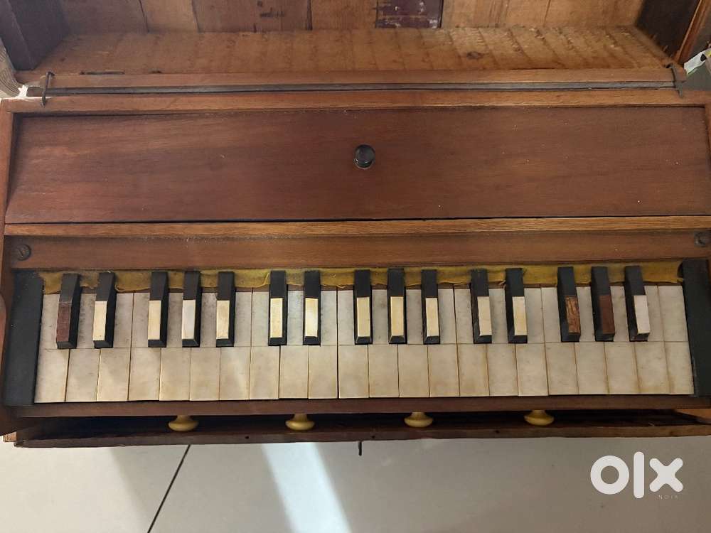 30 year harmonium in fairly good condition