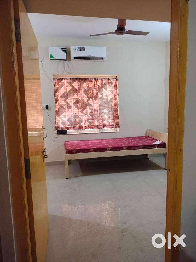 1 BHK premium A/C Flat for MALE working professionals.