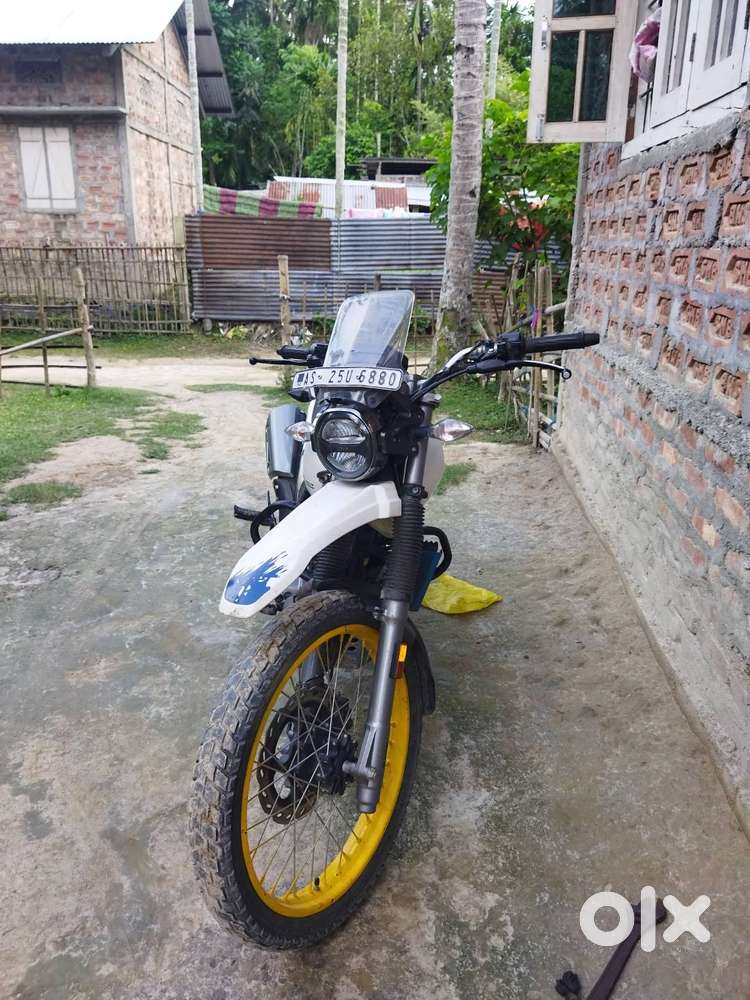 Xpulse 200 4v white 2022 model 2 year 11 month old