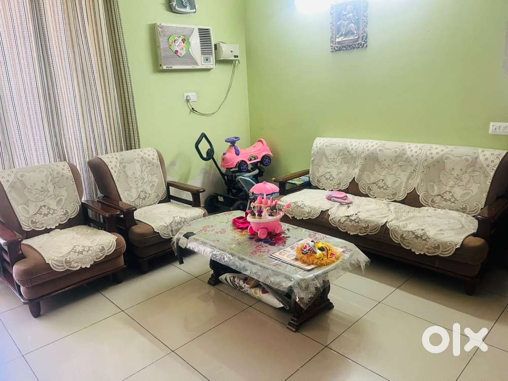Sofa set 5 seater with center table