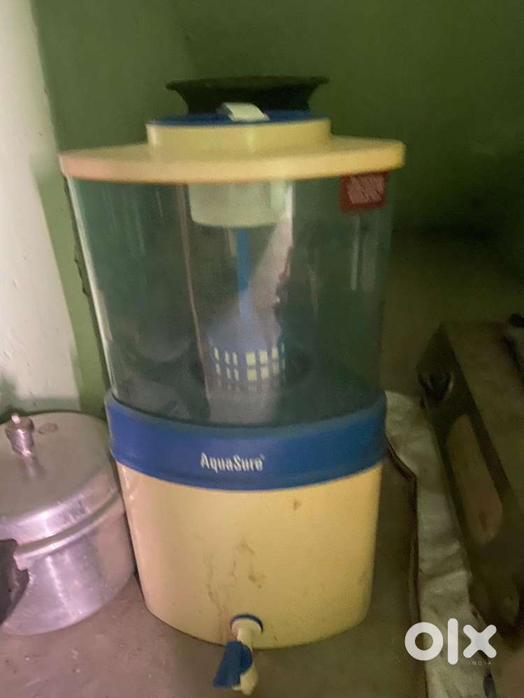 Assorted Household articles incl. furniture, kitchen items etc.