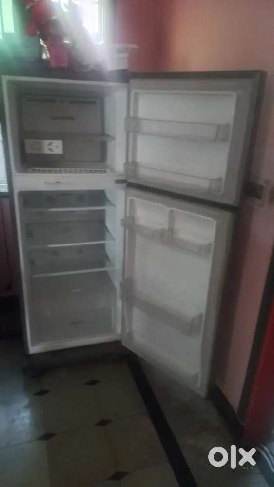 LG 240 L Smart Inverter and Convertible Frost Free Regrigerator