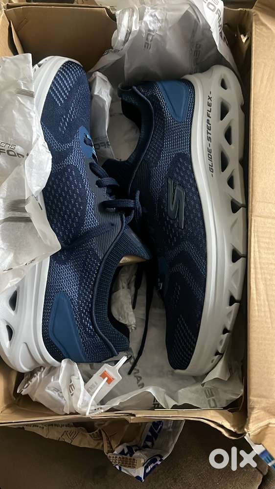 Sketchers shoes, men running, go air